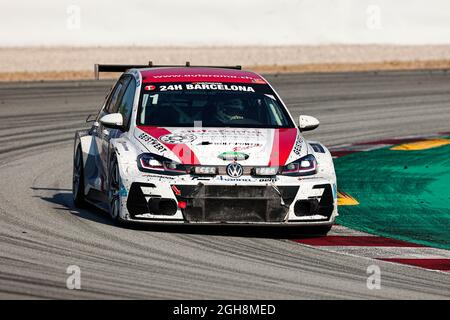 Fahrer: Emil Heyerdahl, Jasmin Preisig, Constantin Kletzer und Roberto Ferri von Autorama Motorsport by Wolf-Power Racing mit Volkswagen Golf GTi TCR DSG beim HANKOOK 24H BARCELONA 2021-Rennen auf dem Circuit de Catalunya. Stockfoto