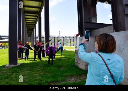 Peking, China. September 2021. Die Menschen fotografieren während der China International Fair for Trade in Services (CIFTIS) 2021 im Shougang Park in Peking, der Hauptstadt Chinas, am 6. September 2021. Quelle: Xu Qin/Xinhua/Alamy Live News Stockfoto