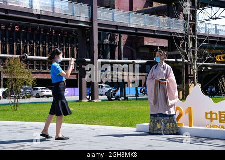 Peking, China. September 2021. Die Menschen fotografieren während der China International Fair for Trade in Services (CIFTIS) 2021 im Shougang Park in Peking, der Hauptstadt Chinas, am 6. September 2021. Quelle: Xu Qin/Xinhua/Alamy Live News Stockfoto