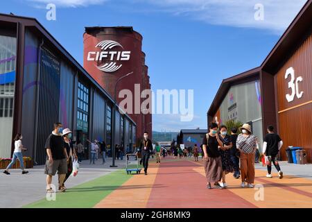 Peking, China. September 2021. Besucher der China International Fair for Trade in Services (CIFTIS) 2021 im Shougang Park in Peking, der Hauptstadt Chinas, am 6. September 2021. Quelle: Xu Qin/Xinhua/Alamy Live News Stockfoto