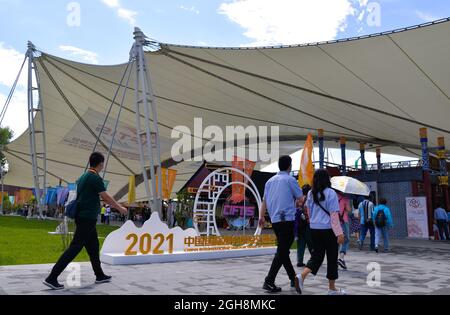 Peking, China. September 2021. Besucher der China International Fair for Trade in Services (CIFTIS) 2021 im Shougang Park in Peking, der Hauptstadt Chinas, am 6. September 2021. Quelle: Xu Qin/Xinhua/Alamy Live News Stockfoto