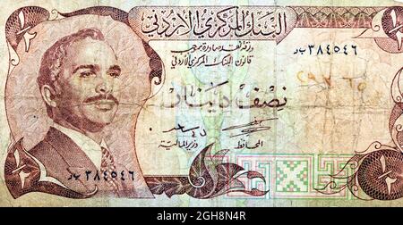 Ein großes Fragment der jordanischen Halbdinar-Banknotenwährung von 1975 bis 1992, das von der jordanischen Zentralbank mit einem Porträt ausgegeben wurde Stockfoto