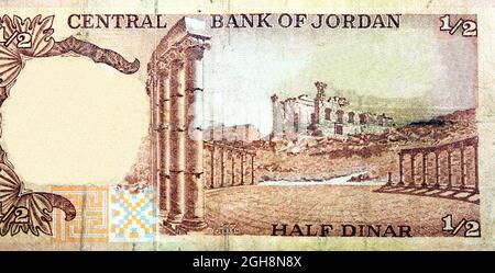 Ein großes Fragment der Rückseite der jordanischen Halbdinar-Banknotenwährung von Datum 1975 bis 1992 zeigt das Jerash (Gerasa) Forum, altmodisches Retro Stockfoto