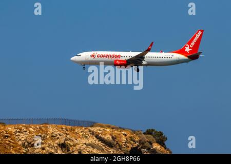 Heraklion, Griechenland - 20. August 2021 - Eine Boeing 737-800 der Low-Cost-Fluggesellschaft Corendon Airlines mit der Identifikationsnummer 9H-TJB nähert sich Stockfoto