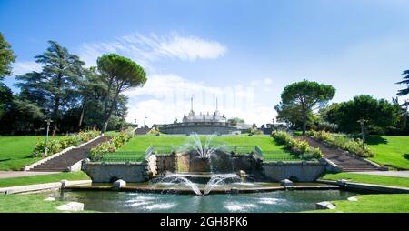 Bemerkenswerte Brunnen und Treppen im Jouvet Park in Valence, Drôme, Frankreich Stockfoto