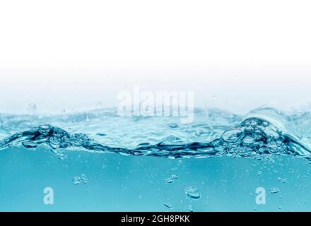 Wasserspritzer isoliert auf Weiß. Unterwasser, Meer oder Ozean als Hintergrund, Raum für Text Stockfoto