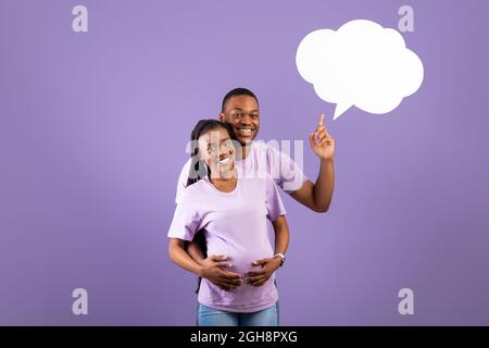 Lächelnde, schwanger, schwarze Frau und Mann mit Sprechblase Stockfoto