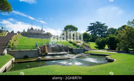 Bemerkenswerte Brunnen und Treppen im Jouvet Park in Valence, Drôme, Frankreich Stockfoto