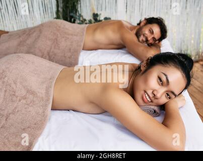 Asiatische Frau mit ihrem schönen Freund genießen Spa-Urlaub Stockfoto