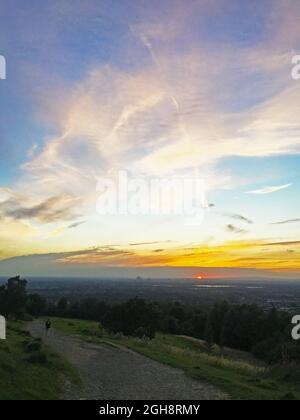 Wunderschöner Sonnenuntergang von der Spitze des Werneth Low Country Park, mit herrlichem Blick auf Greater Manchester, England Stockfoto