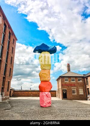 Liverpool Mountain von Ugo Rondinone am Royal Albert Dock in Liverpool, England Stockfoto