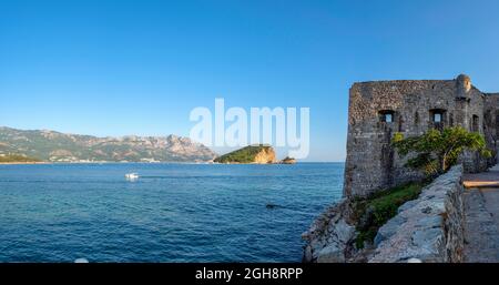 Sommerseelandschaft mit türkisfarbenem Wasser der Adria und der Insel Sveti Nikola von Budva in Montenegro. Stockfoto