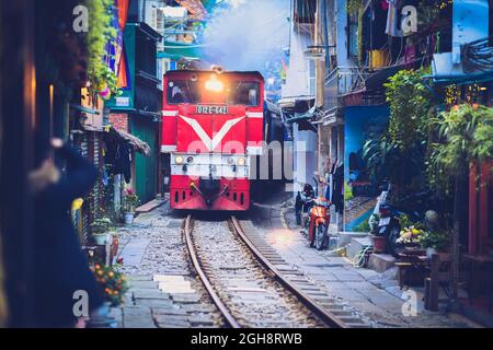 Zug läuft in der Altstadt von Hanoi - Vietnam Stockfoto