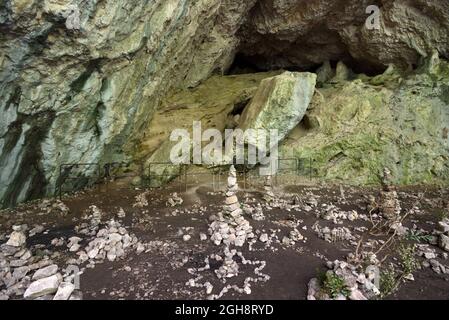 Höhle mit gestapelten Steinen, Balanced Rock oder Stone Art in der Regalon Gorge oder Gorges du Regalon, Luberon Provence France Stockfoto