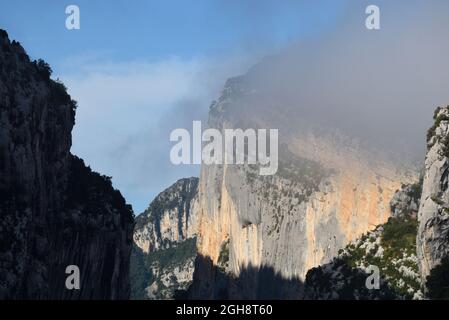 Trescaire Cliffs tauchen am frühen Morgen im Regionalpark der Verdon Gorge aus Nebel oder niedriger Wolke auf, oder Gorges du Verdon, La Palud-sur-Verdon Provence Fr. Stockfoto