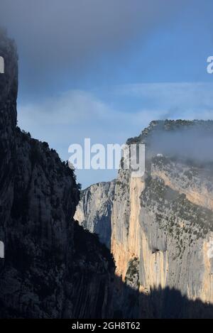 Trescaire Cliffs tauchen am frühen Morgen im Regionalpark der Verdon Gorge aus Nebel oder niedriger Wolke auf, oder Gorges du Verdon, La Palud-sur-Verdon Provence Fr. Stockfoto