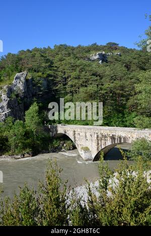 Historische Steinbrücke oder Carajuan-Brücke über den Verdon-Fluss in den Gorges du Verdon oder Naturschutzgebiet der Verdon-Schlucht in der Nähe von Rougon Provence Frankreich Stockfoto