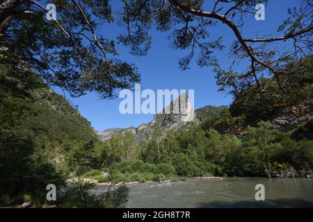 Geologische Formation bekannt als die Porte de Saint-Jean in der Verdon-Schlucht und dem Verdon-Fluss Alpes-de-Haute-Provence Frankreich Stockfoto