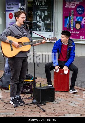 Dundee, Tayside, Schottland, Großbritannien. September 2021. Britisches Wetter: Ein bewölktes und feuchtes Wetter mit ein paar hellen Zaubersprüchen über Nordostschottland mit Temperaturen bis zu 20 Grad Zwei Musikerinnen der Glasgow-Musikband Sara 'N' Junbug genießen das Spätsommerwetter und verbringen den Tag draußen im Stadtzentrum von Dundee. Kredit: Dundee Photographics/Alamy Live Nachrichten Stockfoto