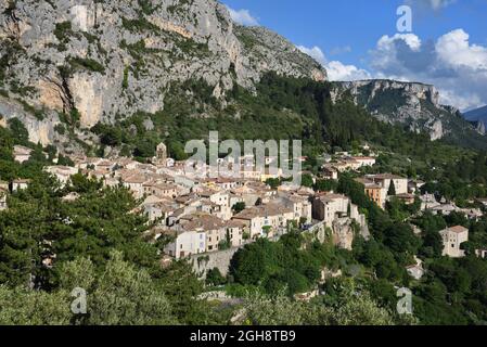 Panoramablick über die Altstadt oder das historische Viertel Moustiers oder Moustiers-Sainte-Marie Alpes-de-Haute-Provence Provence Frankreich Stockfoto