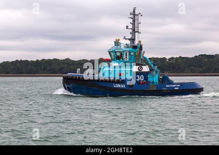 Schlepper Lomax ASD Feuerwehrterminal Schlepper im Solent auf Southampton Water, Hampshire, Großbritannien im August Stockfoto