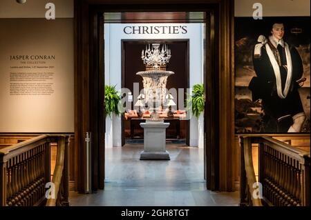 London, Großbritannien. 6. September 2021. Die Urne des Elvaton Castle, 19. Jahrhundert, die Medici Vase, Schätzung GBP 30,000 - GBP 50,000 - Jasper Conran die Sammlung wurde in der Christies King Street, London, vorgestellt. Der Verkauf ist eine Feier der Innenräume, die Jasper über viele Jahre geschaffen hat, darunter Flemings Hall, Walpole House (Chiswick), Ven House (Somerset) und zuletzt New Wardour Castle. Die Sammlung umfasst insgesamt über 430 Lose und umfasst englische Möbel, Gemälde alter Meister, chinesische und japanische Kunstwerke, indische und islamische Kunstwerke, viktorianische Gemälde, europäische Möbel und Sculpt Stockfoto