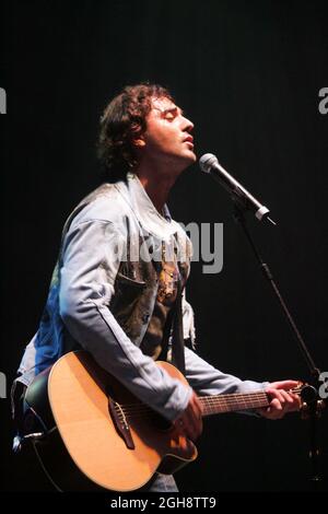 Darius Campbell Danesh tritt bei Live on the Lawn, Culzean Caste, Ayrshire, Schottland, Großbritannien, auf. Eine Reihe von Konzerten in Herrenhäusern und in Immobilien des National Trust, die im Sommer 2005 stattfinden Stockfoto