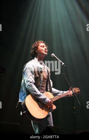 Darius Campbell Danesh tritt bei Live on the Lawn, Culzean Caste, Ayrshire, Schottland, Großbritannien, auf. Eine Reihe von Konzerten in Herrenhäusern und in Immobilien des National Trust, die im Sommer 2005 stattfinden Stockfoto