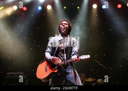 Darius Campbell Danesh tritt bei Live on the Lawn, Culzean Caste, Ayrshire, Schottland, Großbritannien, auf. Eine Reihe von Konzerten in Herrenhäusern und in Immobilien des National Trust, die im Sommer 2005 stattfinden Stockfoto