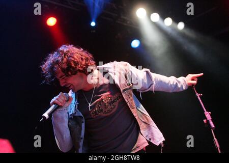 Darius Campbell Danesh tritt bei Live on the Lawn, Culzean Caste, Ayrshire, Schottland, Großbritannien, auf. Eine Reihe von Konzerten in Herrenhäusern und in Immobilien des National Trust, die im Sommer 2005 stattfinden Stockfoto