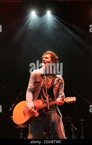 Darius Campbell Danesh tritt bei Live on the Lawn, Culzean Caste, Ayrshire, Schottland, Großbritannien, auf. Eine Reihe von Konzerten in Herrenhäusern und in Immobilien des National Trust, die im Sommer 2005 stattfinden Stockfoto