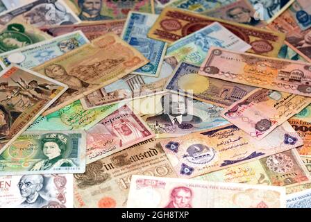 Bunte alte World Paper Geld Hintergrund, Banknoten aus verschiedenen Ländern Sammlung, internationale Banknoten für globale Währungen Konzept Stockfoto