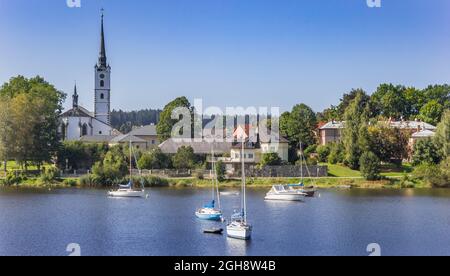 Lipno-See mit Segelbooten und das Stadtzentrum in Böhmen, Tschechische Republik Stockfoto