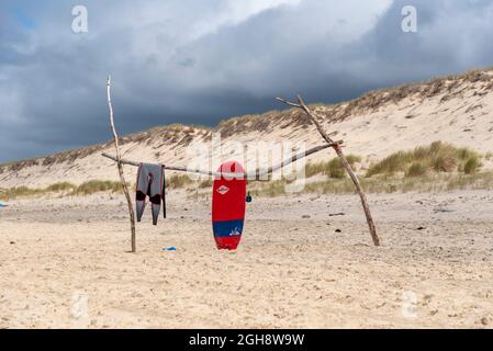 Frankreich, Gironde, Karkane, Surfbrett und Neoprenanzug, Atlantischer Ozean Stockfoto