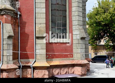 Kiew, Ukraine. September 2021. Blick auf die römisch-katholische Kirche St. Nikolaus nach dem Brand am 3. September 2021 die römisch-katholische Kathedrale St. Nikolaus in Kiew, die zweitälteste römisch-katholische Kirche der Stadt, brannte aus und wurde in der Nacht vom 3. Auf den 21. September schwer beschädigt. Kredit: SOPA Images Limited/Alamy Live Nachrichten Stockfoto