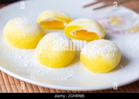 Mochi auf einem weißen Teller. Mochi ist ein Dessert aus gelbem Reis, hauptsächlich japanische, traditionelle Süßspeisen Stockfoto