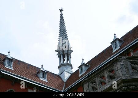 Kiew, Ukraine. September 2021. Blick auf die römisch-katholische Kirche St. Nikolaus nach dem Brand am 3. September 2021 die römisch-katholische Kathedrale St. Nikolaus in Kiew, die zweitälteste römisch-katholische Kirche der Stadt, brannte aus und wurde in der Nacht vom 3. Auf den 21. September schwer beschädigt. (Foto: Aleksandr Gusev/SOPA Images/Sipa USA) Quelle: SIPA USA/Alamy Live News Stockfoto