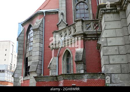 Kiew, Ukraine. September 2021. Blick auf die römisch-katholische Kirche St. Nikolaus nach dem Brand am 3. September 2021 die römisch-katholische Kathedrale St. Nikolaus in Kiew, die zweitälteste römisch-katholische Kirche der Stadt, brannte aus und wurde in der Nacht vom 3. Auf den 21. September schwer beschädigt. (Foto: Aleksandr Gusev/SOPA Images/Sipa USA) Quelle: SIPA USA/Alamy Live News Stockfoto