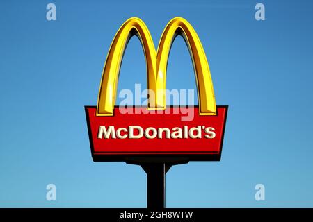 LOWESTOFT, ENGLAND - 23. MÄRZ: Das McDonald's Branding wird vor der Schließung heute Abend um 19:00 Uhr serviert, um die Ausbreitung von COVID-19 einzudämmen. Stockfoto