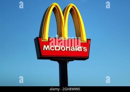 LOWESTOFT, ENGLAND - 23. MÄRZ: Das McDonald's Branding wird vor der Schließung heute Abend um 19:00 Uhr serviert, um die Ausbreitung von COVID-19 einzudämmen. Stockfoto