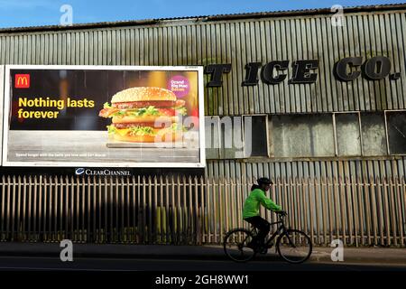 LOWESTOFT, ENGLAND - 23. MÄRZ: Das McDonald's Branding wird vor der Schließung heute Abend um 19:00 Uhr serviert, um die Ausbreitung von COVID-19 einzudämmen. Stockfoto