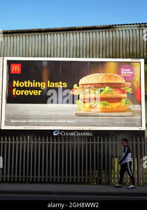 LOWESTOFT, ENGLAND - 23. MÄRZ: Das McDonald's Branding wird vor der Schließung heute Abend um 19:00 Uhr serviert, um die Ausbreitung von COVID-19 einzudämmen. Stockfoto