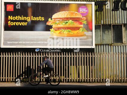 LOWESTOFT, ENGLAND - 23. MÄRZ: Das McDonald's Branding wird vor der Schließung heute Abend um 19:00 Uhr serviert, um die Ausbreitung von COVID-19 einzudämmen. Stockfoto