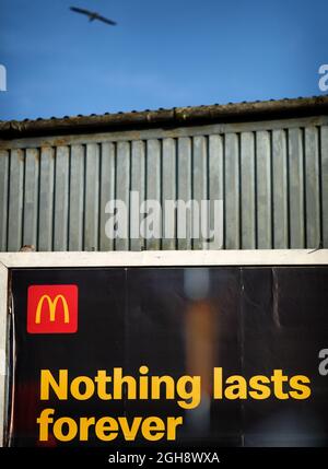 LOWESTOFT, ENGLAND - 23. MÄRZ: Das McDonald's Branding wird vor der Schließung heute Abend um 19:00 Uhr serviert, um die Ausbreitung von COVID-19 einzudämmen. Stockfoto