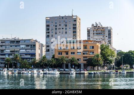 Böschung der Stadt Zadar am Morgen. Stockfoto