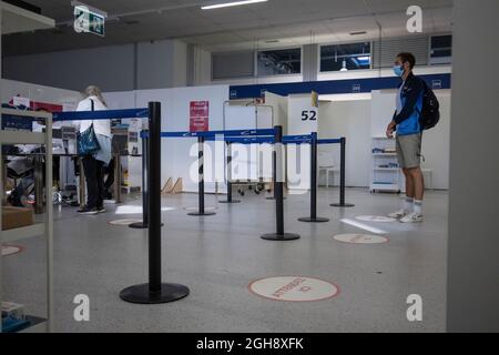 Die Warteschlange zur Erfassung der Ergebnisse im COVID-19-Screening-Zentrum bei T2 am Flughafen Genf, Schweiz, Europa Stockfoto