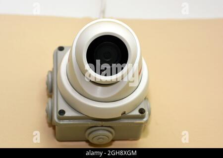 Überwachung Infrarot Sicherheit CCTV realistische IP-Kamera an einer Wand innerhalb eines Gebäudes, intelligente Kameras für Fotografie und Videoaufzeichnung als Anti-t Stockfoto