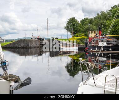 Boote vertäuten im Wartepool unter Schleuse 14 auf dem Crinan-Kanal bei Crinan in Argyll und Bute, Schottland Stockfoto