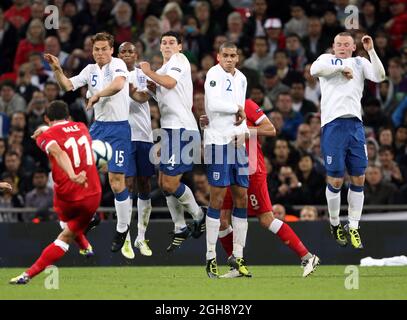 Wales Gareth Bale feuert während des EM-Qualifying Group G-Spiels zwischen England und Wales am 6. September 2011 im Wembley Stadium, London, in einem Freistoß. Stockfoto