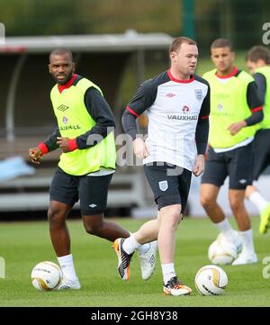 Darren Bent und Wayne Rooney aus England während der Trainingseinheit in London Colney, St. Albans, am 04. Oktober 2011. Stockfoto
